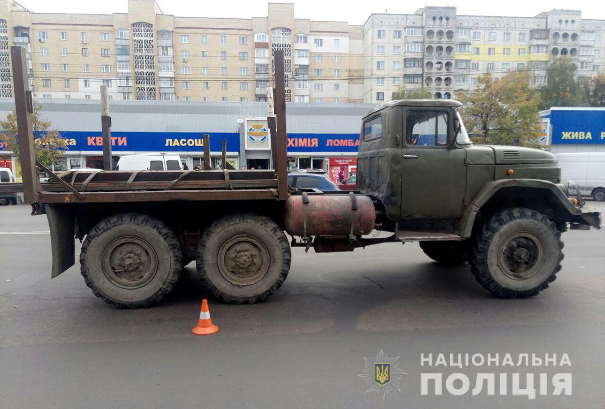 У Житомирі під колесами вантажівки постраждала дівчина